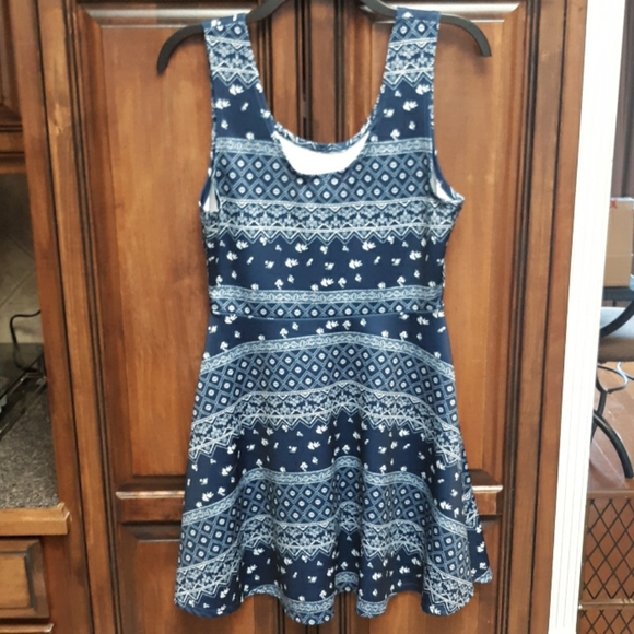 Derek Heart Dress - Picture 2 of 3